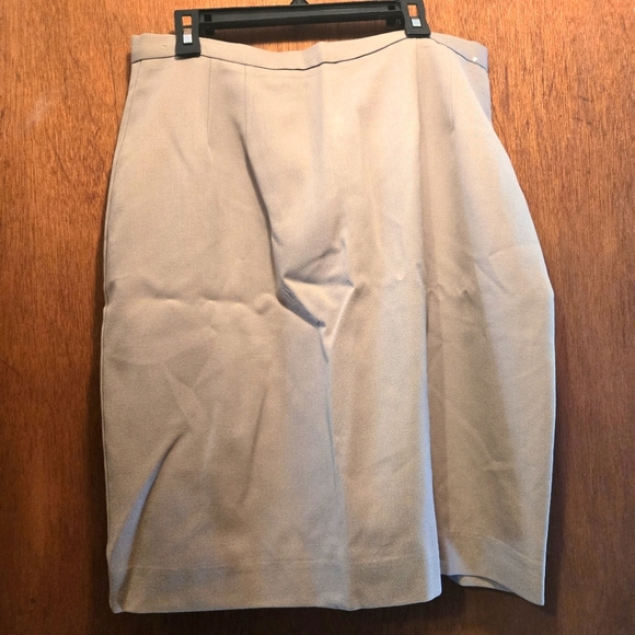 Michele Dresses & Skirts - Michele Petite tan VINTAGE lined beautiful skirt szM